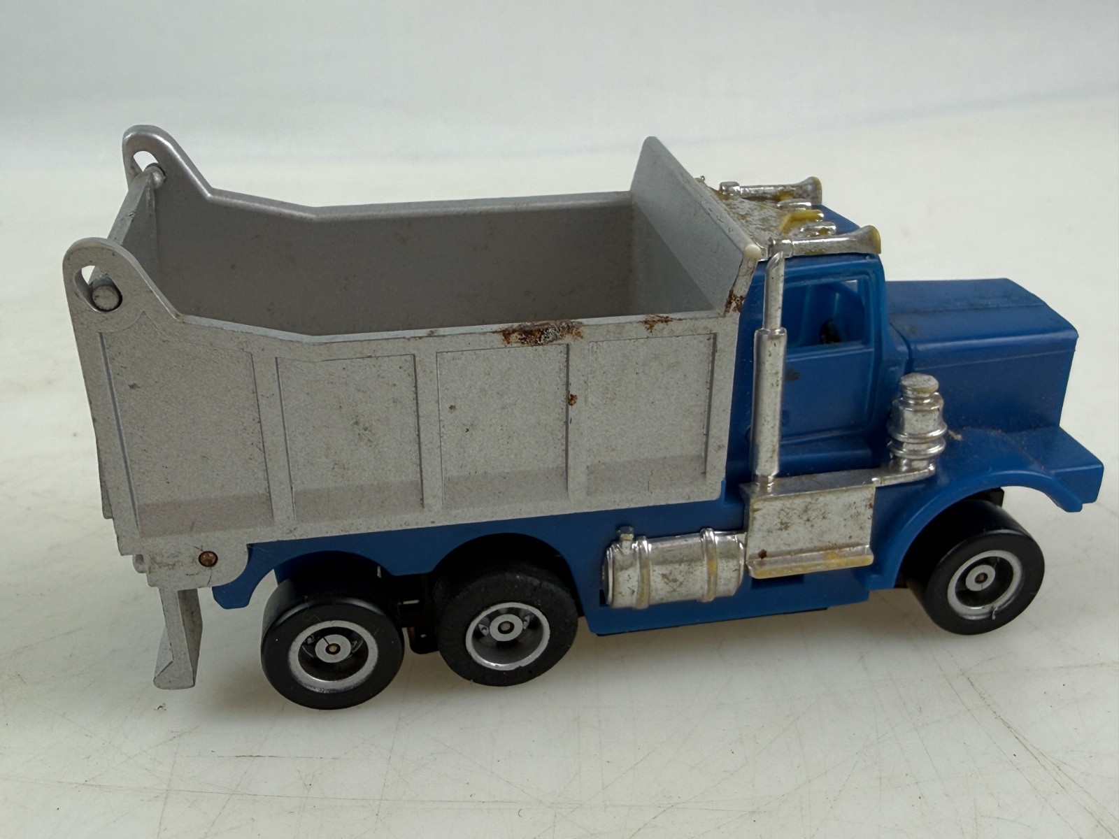 Blue Dump Truck No. 3912