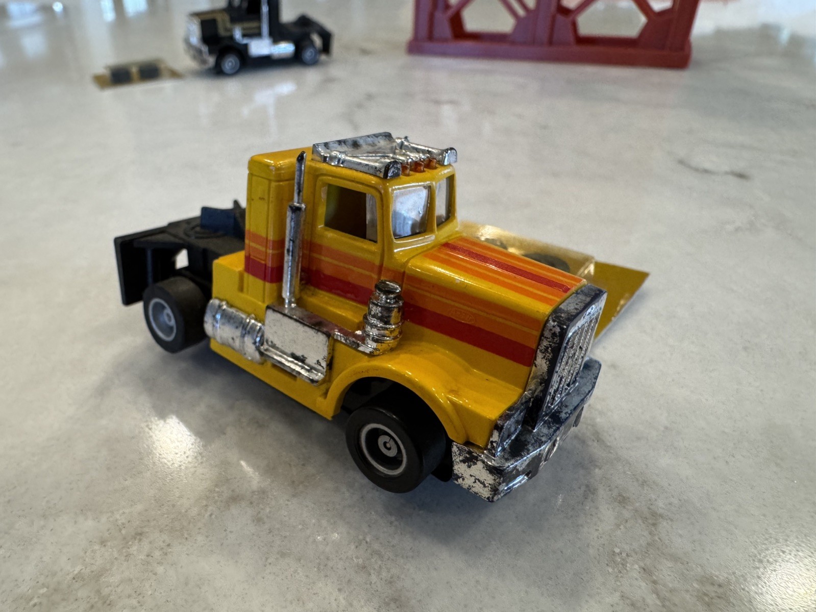 Lighted Peterbilt Yellow/Red No. 3935