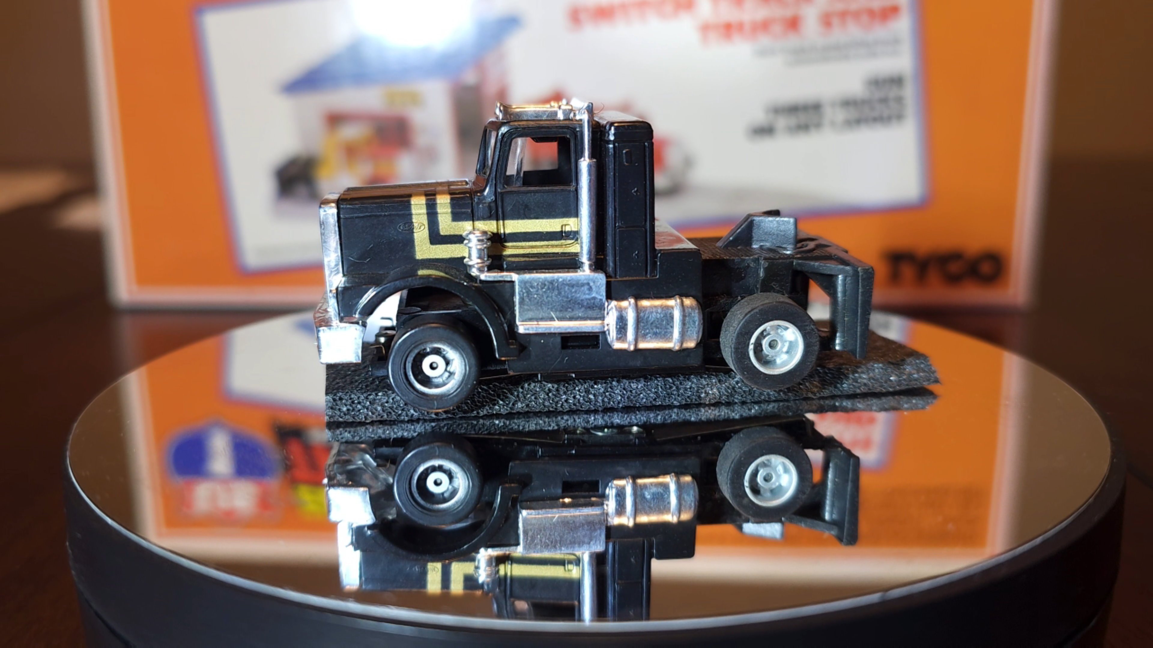 Lighted Peterbilt Black & Gold No. 3939 - image 2