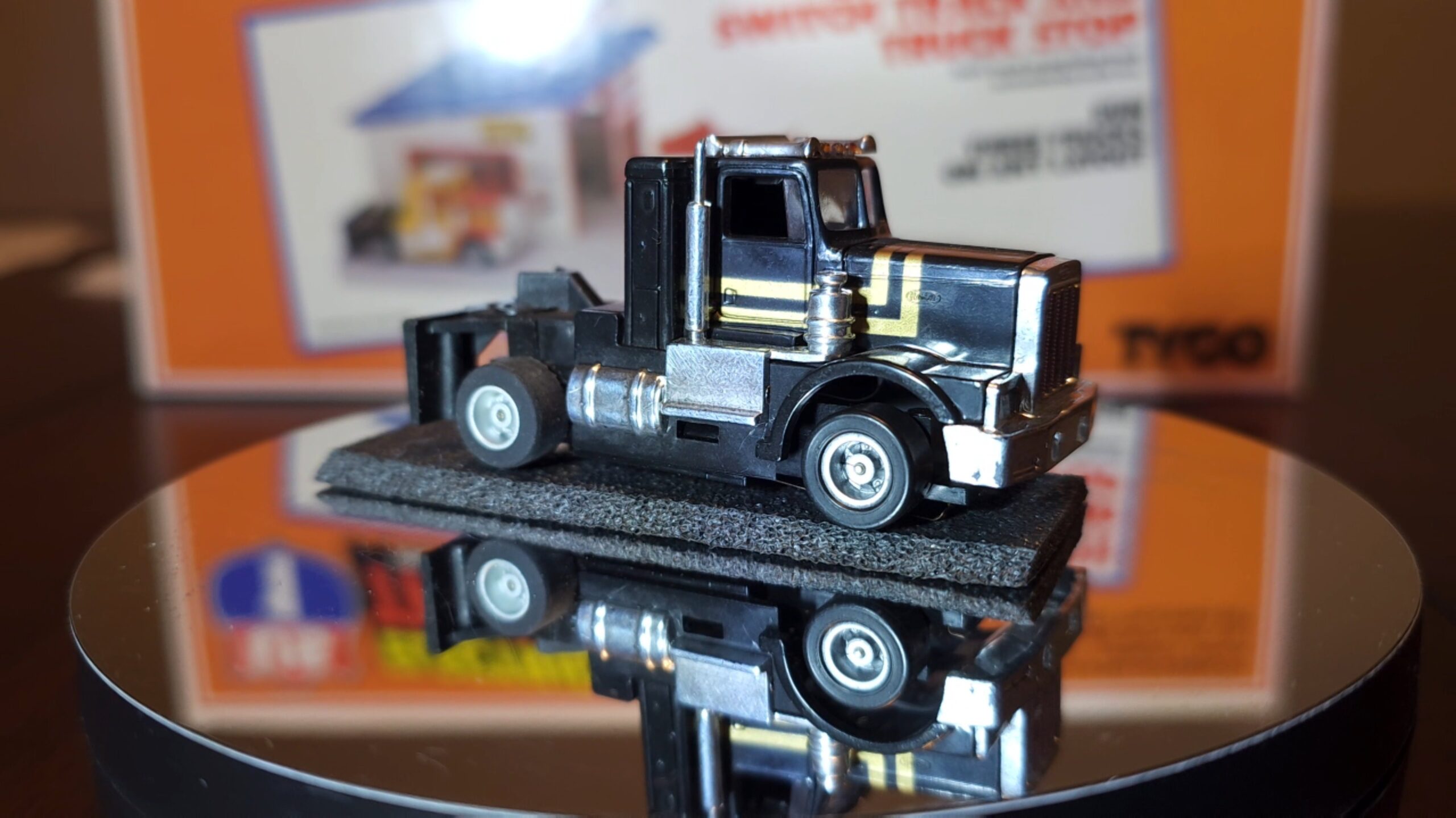 Lighted Peterbilt Black & Gold No. 3939 - image 3