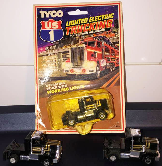 Lighted Peterbilt Black & Gold No. 3939 - image 8